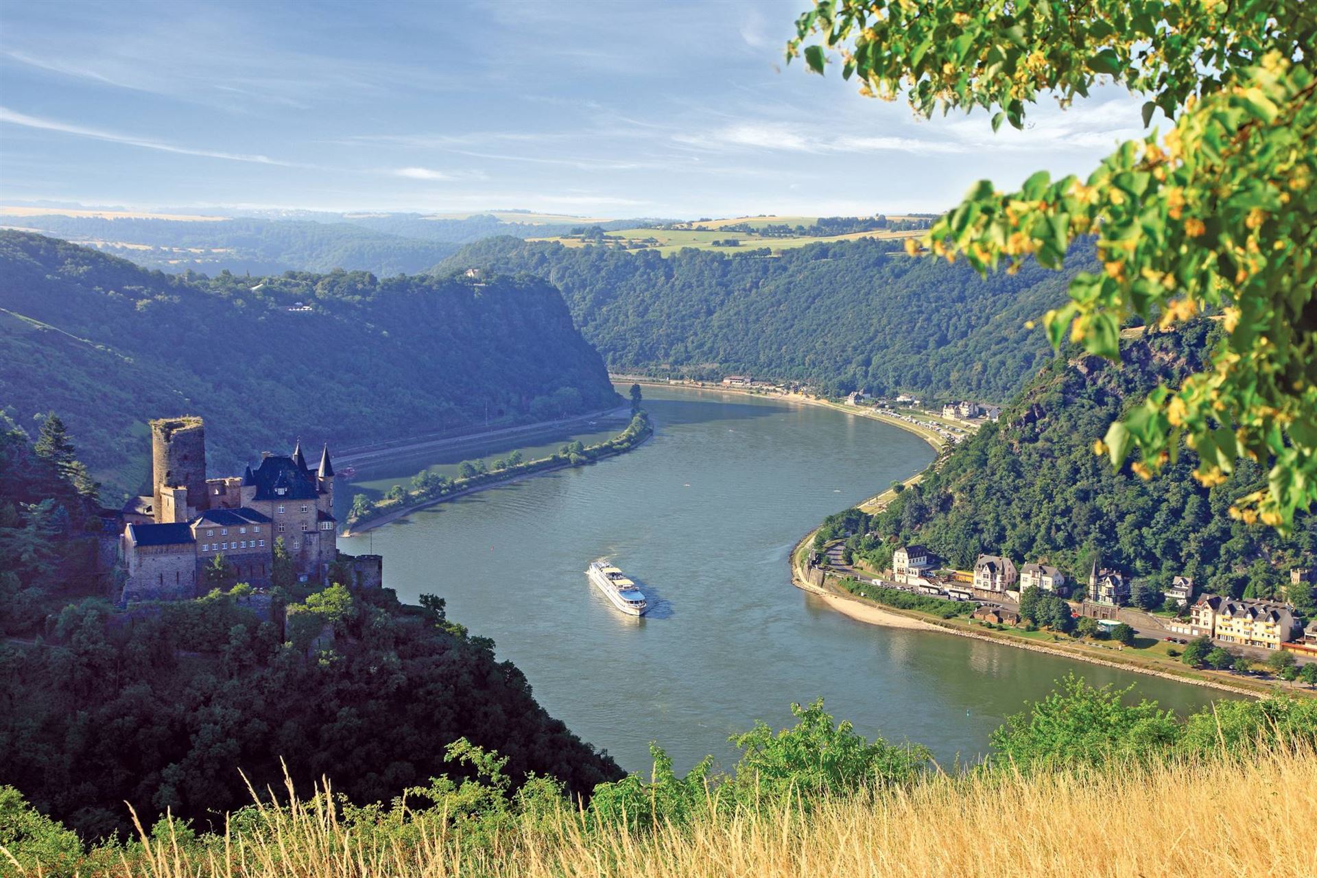 Река мозель приток. Гессен река Рейн. Исток реки Рейн. Рейнланд-Пфальц Долина Рейна. Рейн горный Германия.